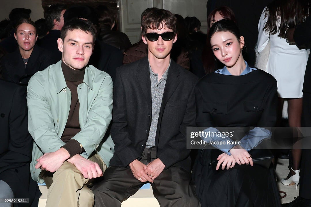 260118 Karina (with Troye Sivan, Louis Partridge & Sakaguchi Kentaro) at PRADA FW26 Menswear Show, Milan Fashion Week (Getty Images)