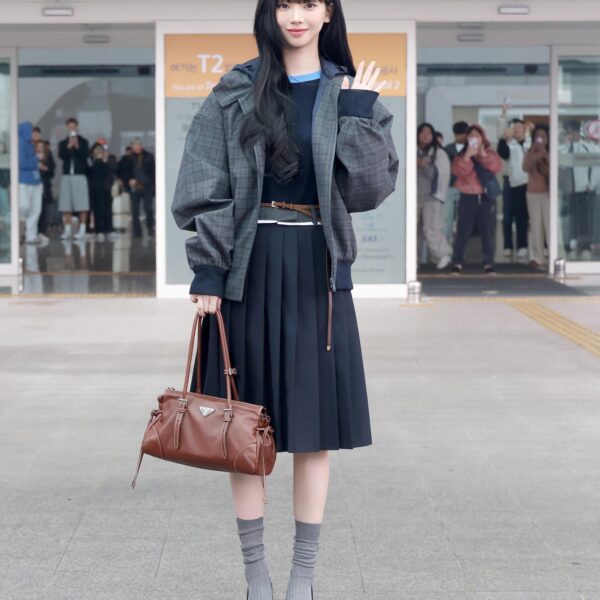 260116 PRADA Twitter Update with Karina - Prada Ambassador Karina is off to Milan in a full Prada look to attend the Prada FW26 Menswear Fashion Show.
