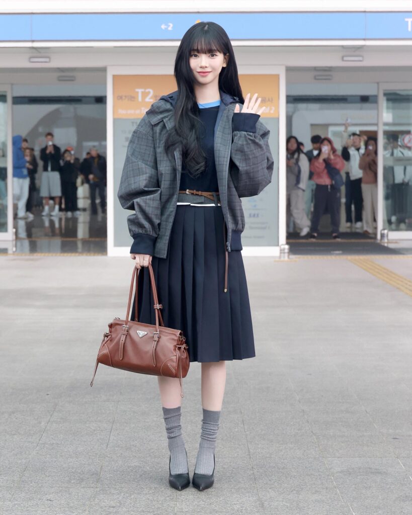 260116 PRADA Twitter Update with Karina - Prada Ambassador Karina is off to Milan in a full Prada look to attend the Prada FW26 Menswear Fashion Show.