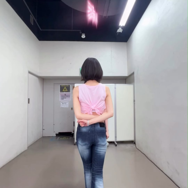 260202 Red Velvet TikTok Update with Karina - 💗The person who bought Dubai chewy cookie👉💗@katarinabluu (with Irene, Joy & Seulgi)