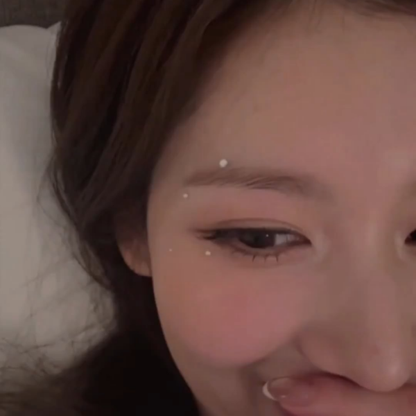 260222 Giselle commented 'Pretty' on TWICE Sana's Instagram Live