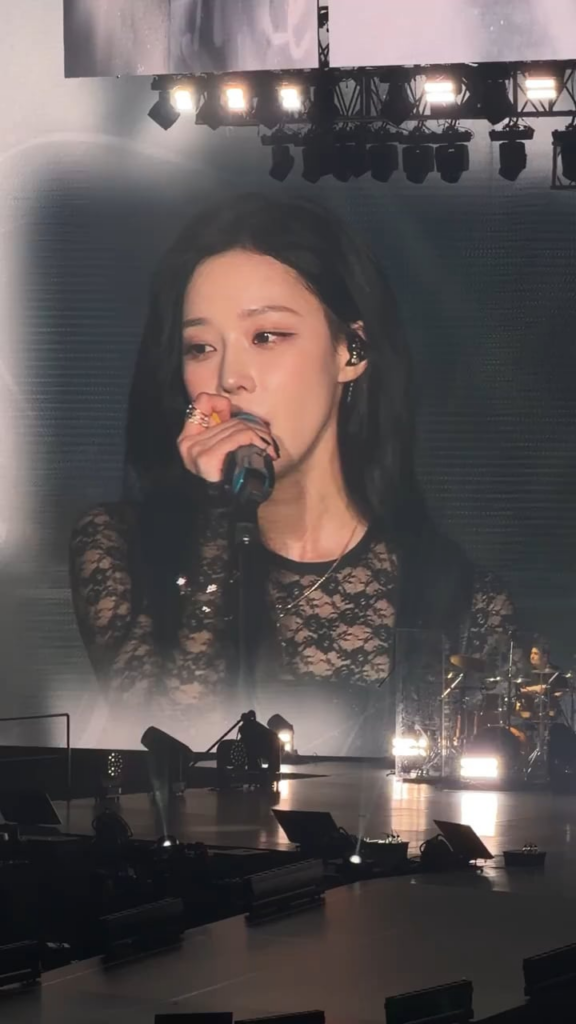 260207 Winter performs 'BLUE' with guitar + new outfit and changes part of the lyrics to Chinese @ SYNK : aeXIS LINE in HONG KONG