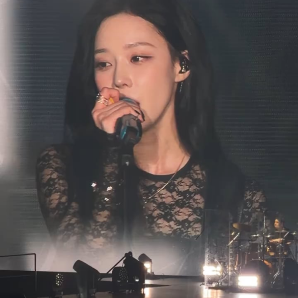 260207 Winter performs 'BLUE' with guitar + new outfit and changes part of the lyrics to Chinese @ SYNK : aeXIS LINE in HONG KONG