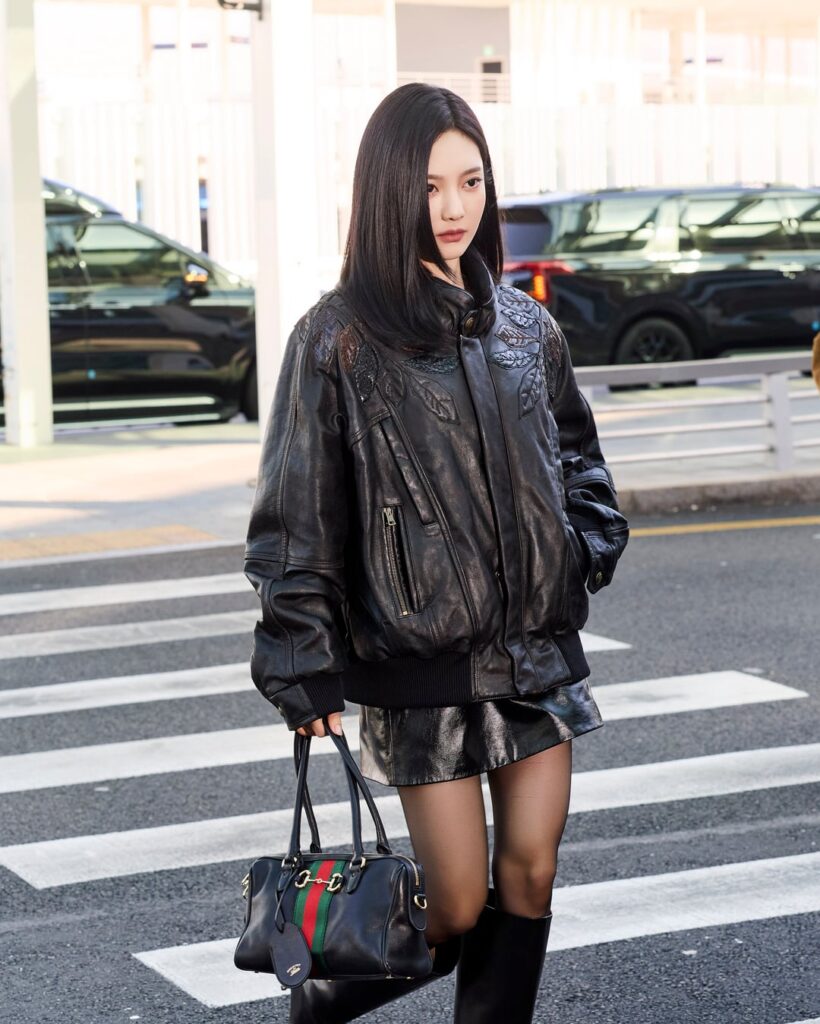 260226 GUCCI Twitter Update with Ningning - Ningning from aespa seen on her way to Milan for the Primavera fashion show in Gucci and carrying the Gucci Borsetto