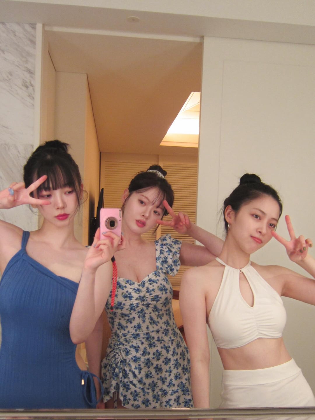 260218 Han Sua Instagram Update with Karina & ITZY Ryujin