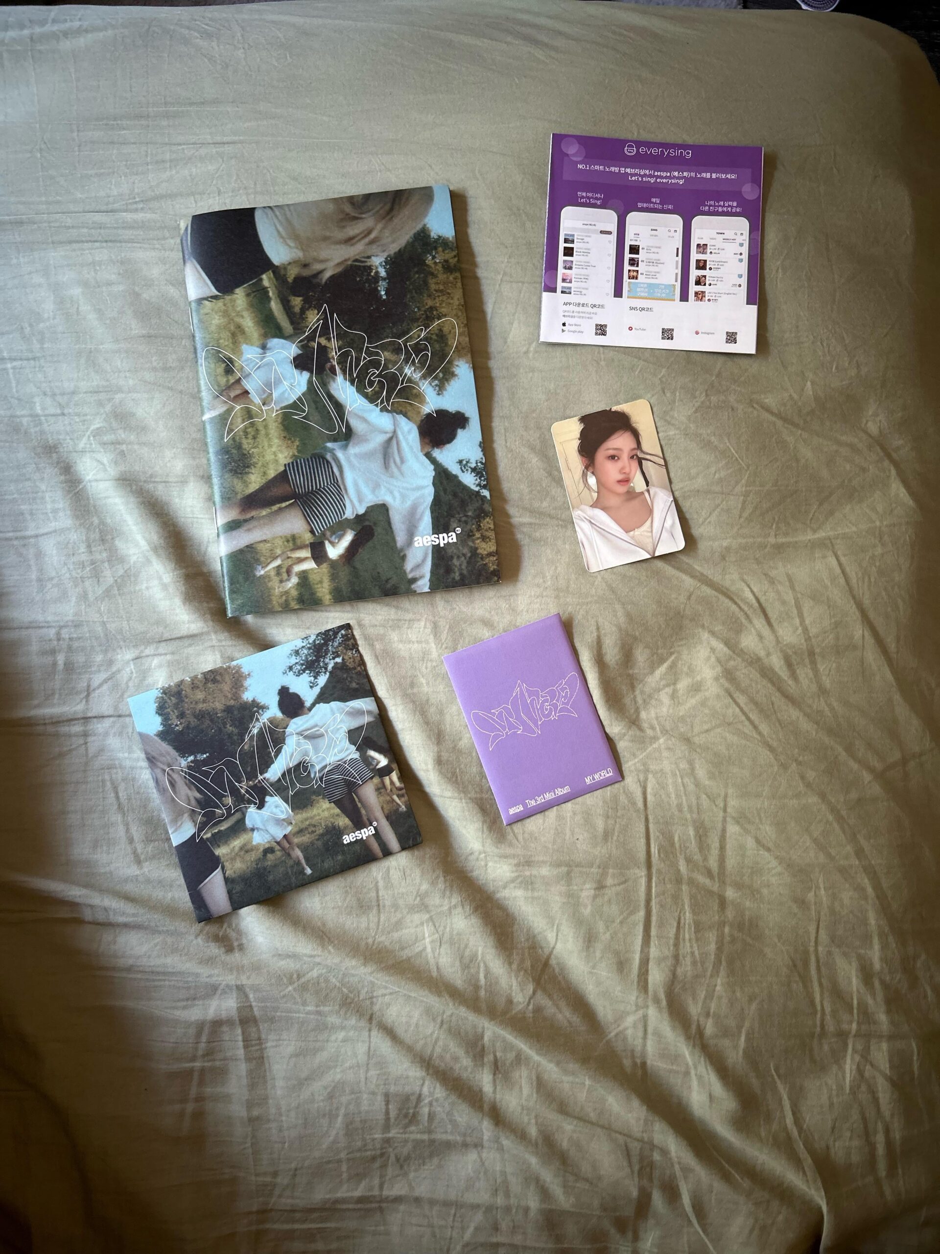 Is this ment to come with a poster or stickers?