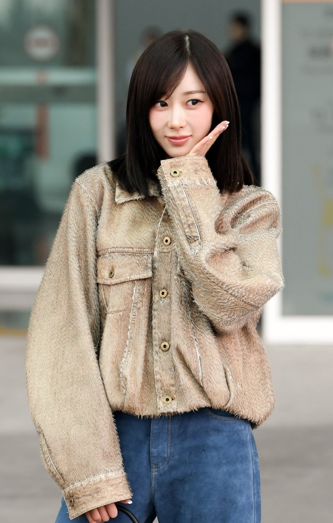 260305 Giselle departs for Paris to attend LOEWE FW26 Fashion Show (Press Photos)