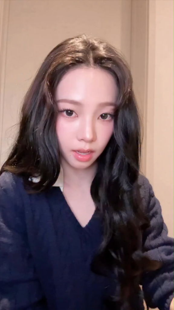 260309 aespa TikTok Update with Karina & Winter - be my key chain ❤︎🔑