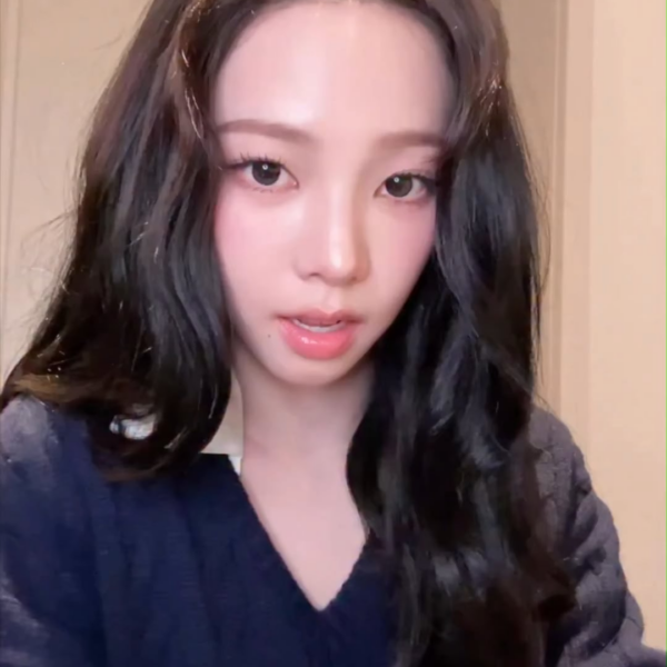 260309 aespa TikTok Update with Karina & Winter - be my key chain ❤︎🔑