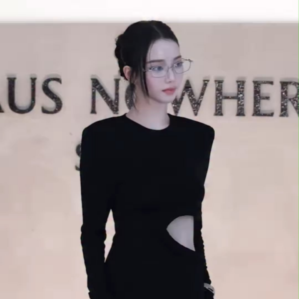 260411 ELLE Taiwan Instagram Update with Karina - aespa's leader @katarinabluu celebrates her 26th birthday! Let’s look back at the lovely Karina who always waved cordially to everyone in various fashion occasions👋🏻♥️