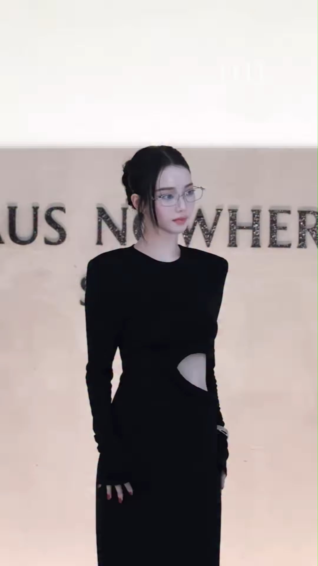 260411 ELLE Taiwan Instagram Update with Karina - aespa's leader @katarinabluu celebrates her 26th birthday! Let’s look back at the lovely Karina who always waved cordially to everyone in various fashion occasions👋🏻♥️