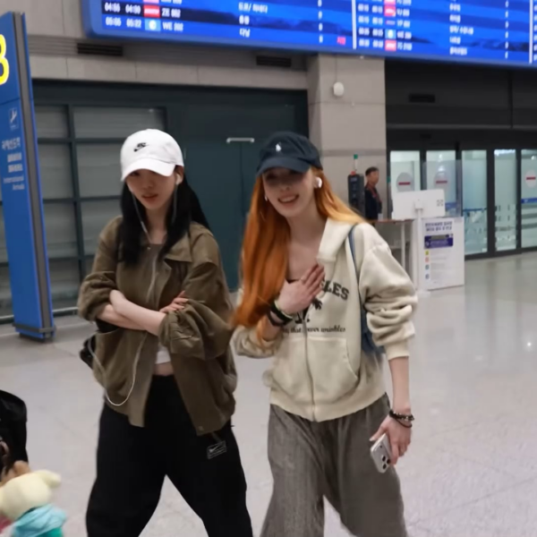 260413 Karina & Winter arrived at ICN airport from Japan (via Newsen)