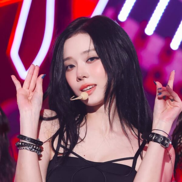 260401 Winter - MBC April Fool's Day (250906 Music Core 'Rich Man' Behind Pics)