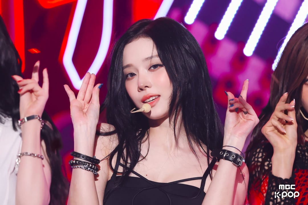 260401 Winter - MBC April Fool's Day (250906 Music Core 'Rich Man' Behind Pics)