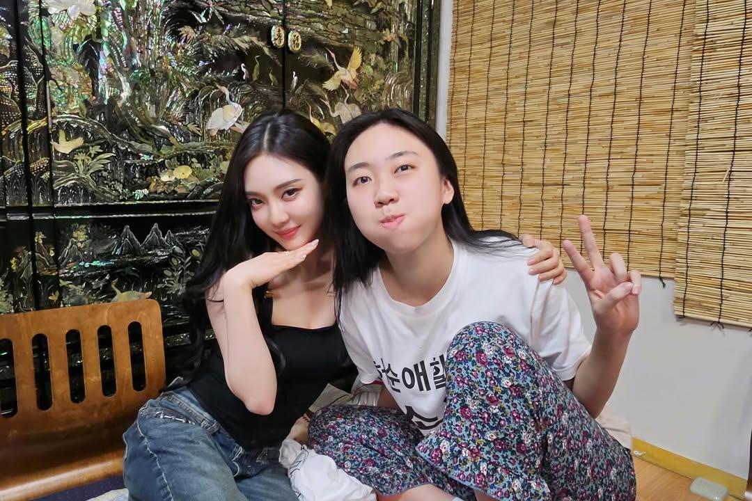 260522 Youngji Instagram Update with Ningning - Nothing Much Prepared EP.36 Behind Photo