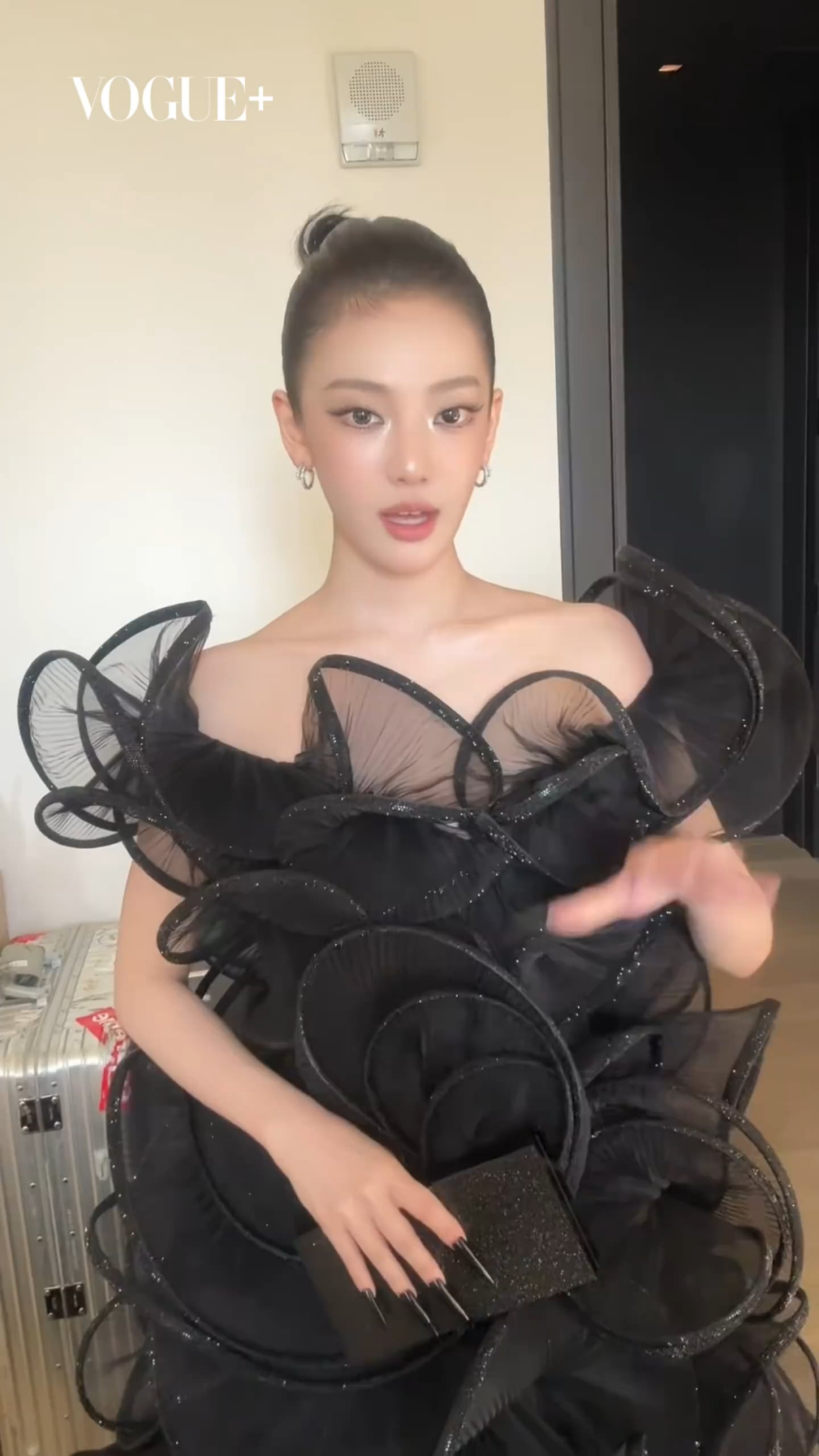 260505 VOGUE Plus Weibo Update with Ningning - Ning Yizhuo made her first appearance at the Met Gala in a custom-made Gucci black tulle gown with a train.