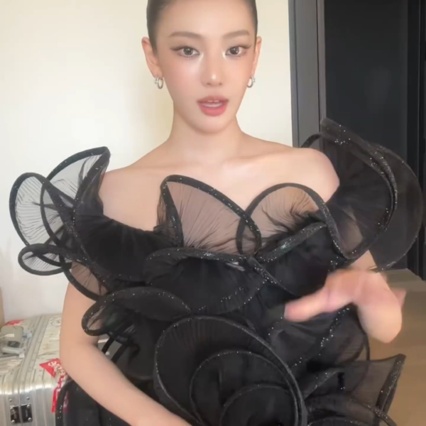 260505 VOGUE Plus Weibo Update with Ningning - Ning Yizhuo made her first appearance at the Met Gala in a custom-made Gucci black tulle gown with a train.