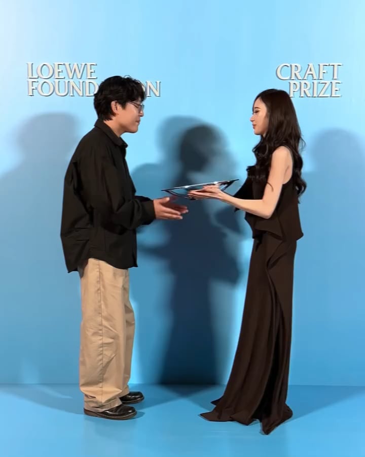 260513 LOEWE Instagram Update with Giselle - The 'LOEWE FOUNDATION Craft Prize 2026' trophy was presented by GISELLE at the ceremony in Singapore.
