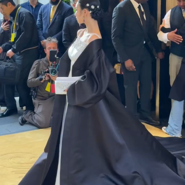 260505 Karina on her way to the 2026 Met Gala (via Paris Match)