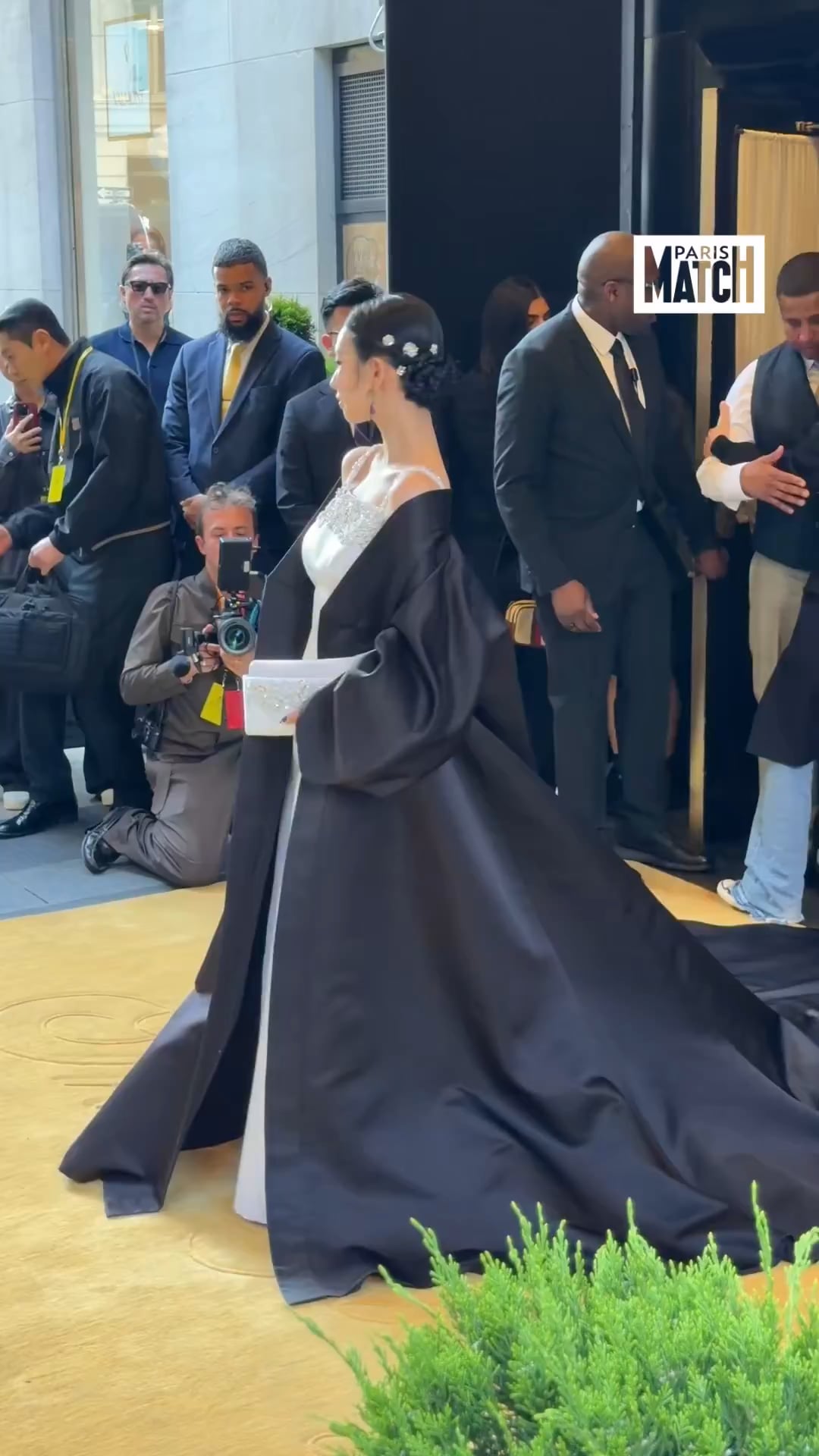 260505 Karina on her way to the 2026 Met Gala (via Paris Match)