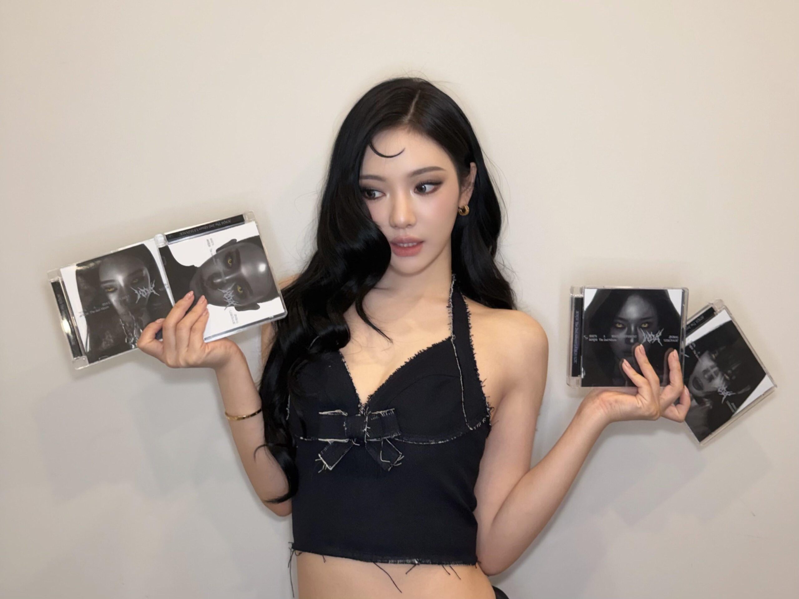 260515 aespa Twitter Update with Ningning - Knock, knock! Here's NINGNING with the MUTANT Ver. Don't forget to pre-order yours now!