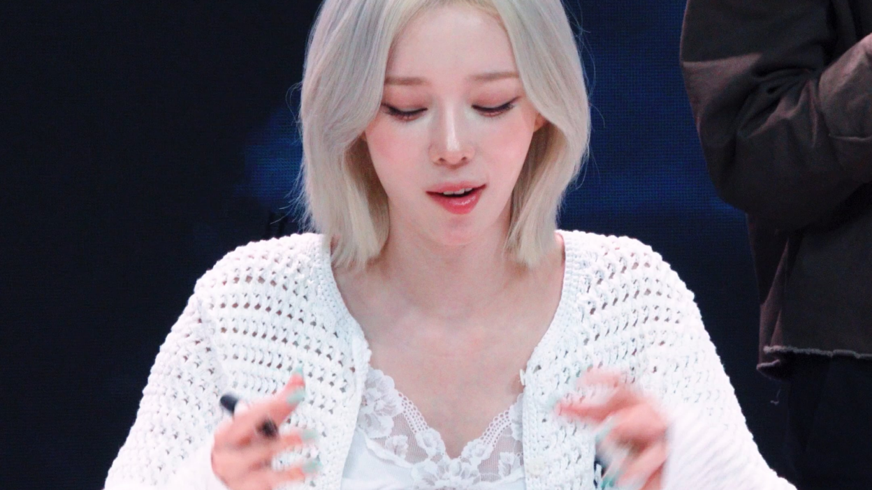 260605 Winter had input on her 'LEMONADE' rap part, initially SM wanted her to sing it clearly word by word with pauses in-between, it was also all in Korean, they wanted her to break up the flow, but Winter thought it would be more fun to do it with this continuous flowy vibe