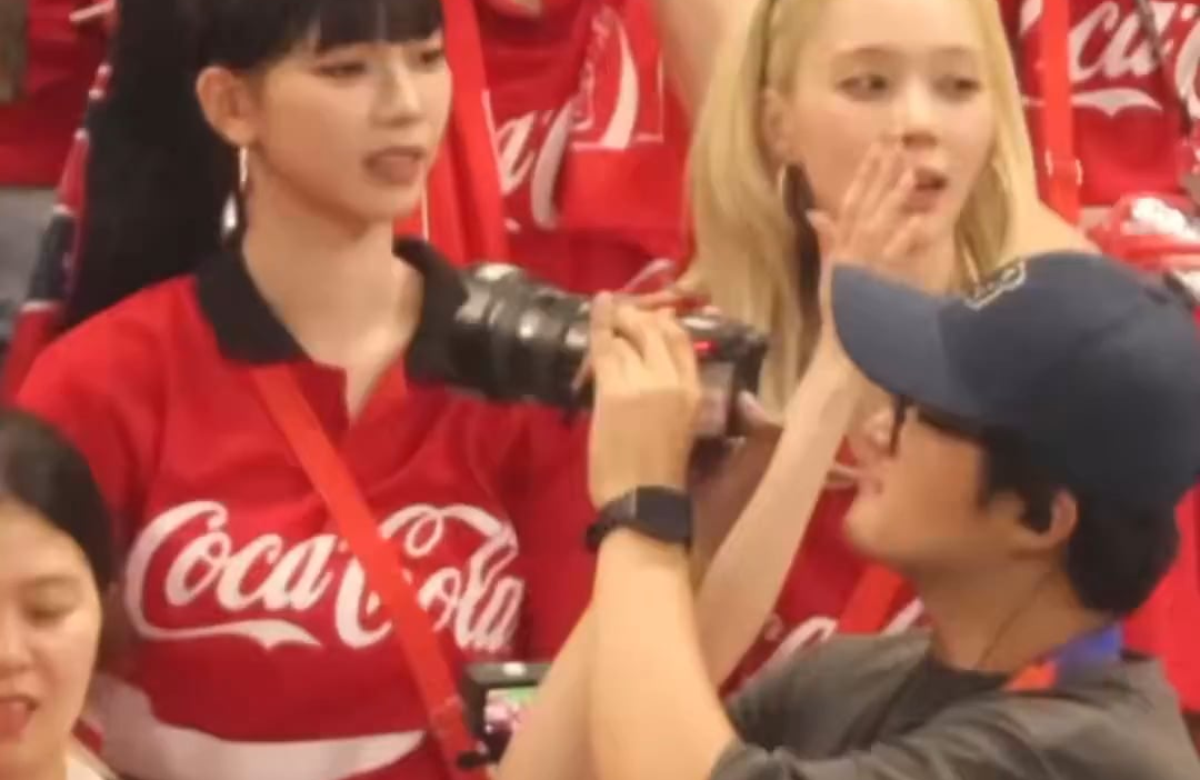 260612 Karina & Winter when the Czechia team scored a goal