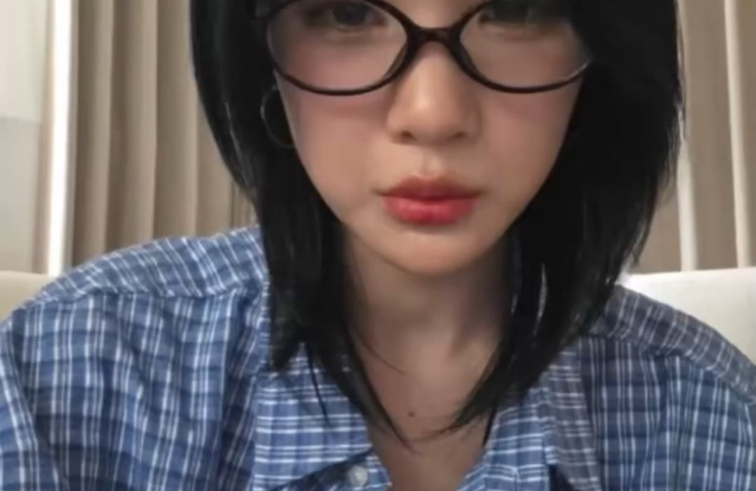 260624 Hearts2Hearts Juun on doing sports day with aespa: "Oh I saw that! The members sent it to the group chat...We will run fast right away if you call us! I think it would be fun. We (H2H) also talked a lot about wanting to do like a sports day with [aespa] sunbaenim..."