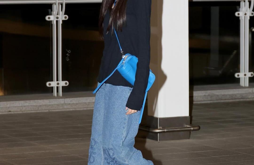 260609 L’OFFICIEL SINGAPORE Instagram Update with Giselle - Brand Ambassador @aerichandesu steps out in LOEWE’s new mini Amazona 180 bag and Grip Sneakers, showing how to do street style in Seoul 💖👟
