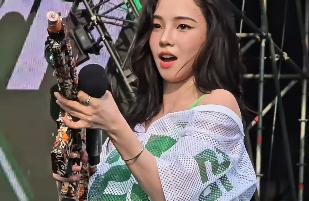 260725 iZiT Mag Instagram Update with Karina @ WATERBOMB SEOUL 2026