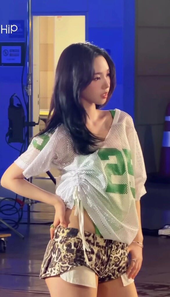 Karina did great performance wise but this has to be the most boring outfit in the history of Waterbomb 😭😭