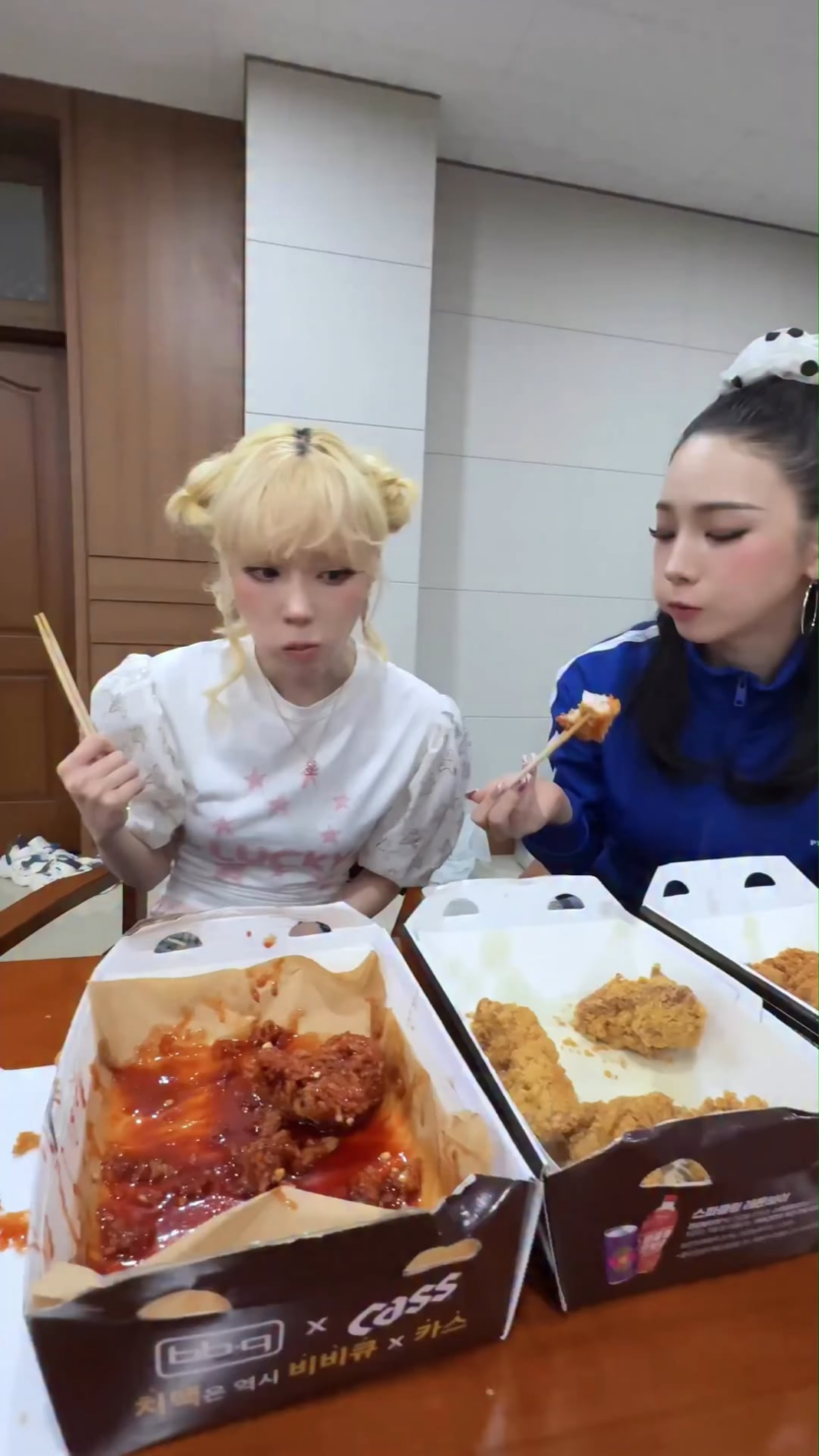 260805 aespa TikTok Update with Winter & Karina - It’s time to mukbang
