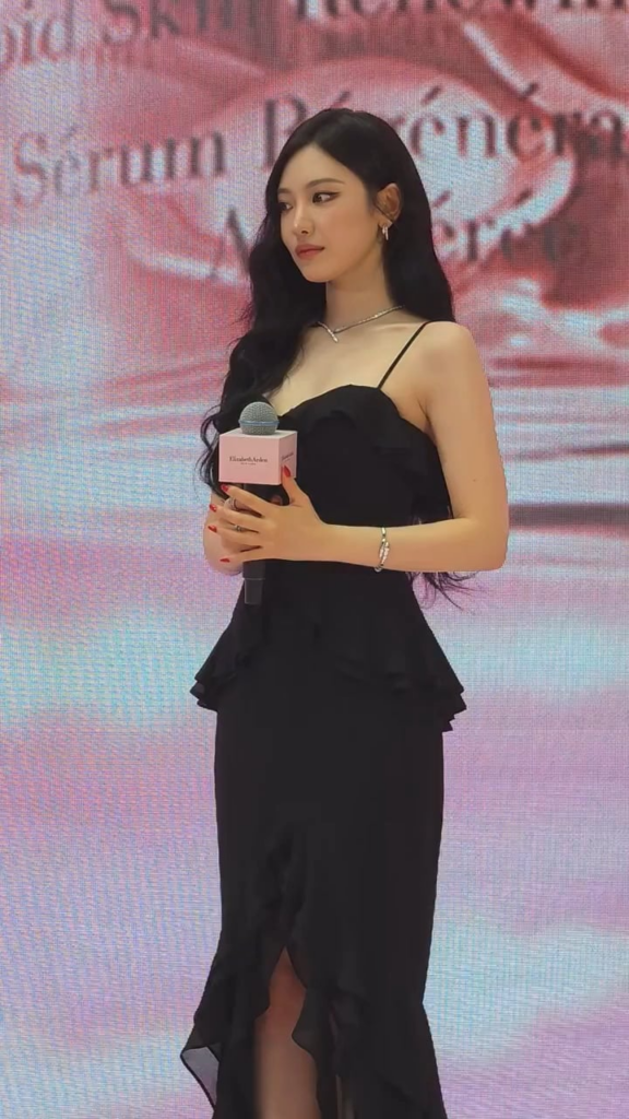 260813 Ningning at Elizabeth Arden Meet & Greet in Beijing (via JD Beauty)
