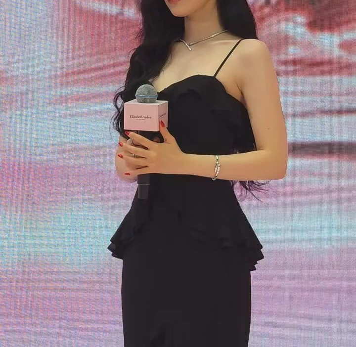 260813 Ningning at Elizabeth Arden Meet & Greet in Beijing (via JD Beauty)